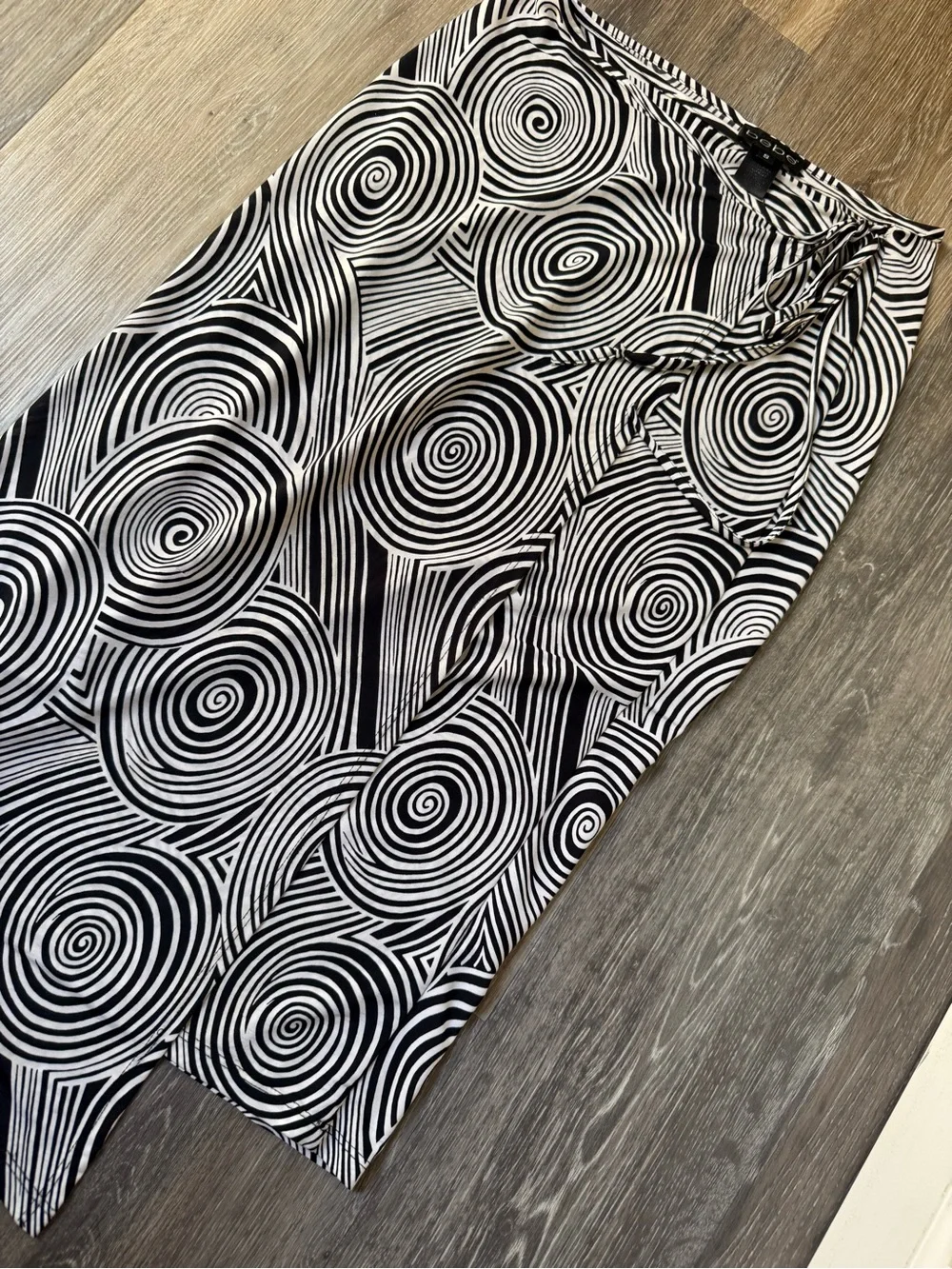 Vintage Y2K bebe Black & White Spiral Asymmetric Wrap Skirt Size Small